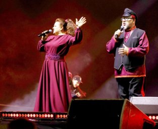 Петербург встретил лауреатов "Шлягера года": это Пётр и Марина Суховы