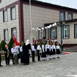 Масштабная работа по реставрации памятников ВОВ ведется в Чечне силами школьников