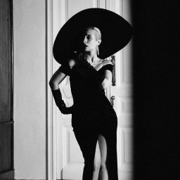 Песня Tolana повествует о встречах одиноких душ во вселенной