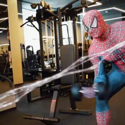 В Краснодаре Человек-паук появился в зале BOOMFIT PREMIUM Северный и стал героем вечера тренировок